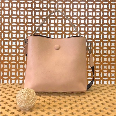 Стильная сумочка Weliz с широким ремнем через плечо из глянцевой эко-кожи цвета розовой пудры.