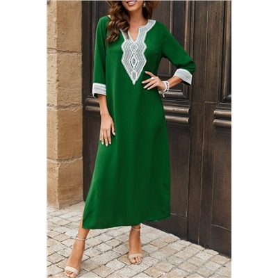 Зеленое прямое платье с белой кружевной вышивкой и высокими боковыми разрезами