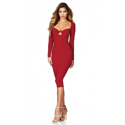 Красное платье-футляр с глубоким фигурным декольте