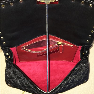 Оригинальная сумочка Gordan с ремешком-цепочкой через плечо из премиального текстиля цвета матового серебра.