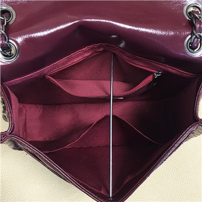 Элегантная сумка Shiboo из качественной натуральной кожи цвета графит.