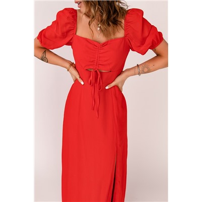 Красное платье с квадратным вырезом и боковым разрезом