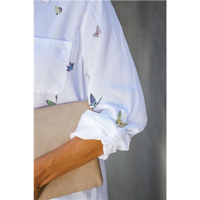 Белая рубашка с нагрудным кармашком и принтом бабочки