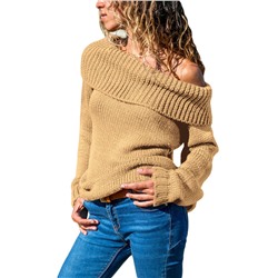 Бежевый свитер с широким отворотом на открытых плечах