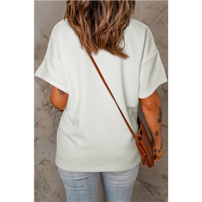 Белая футболка овресайз с нагрудным кармашком и заниженными плечами