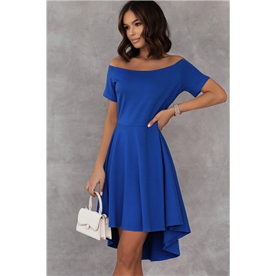 Синее платье со спущенными рукавами и удлиненной сзади пышной юбкой