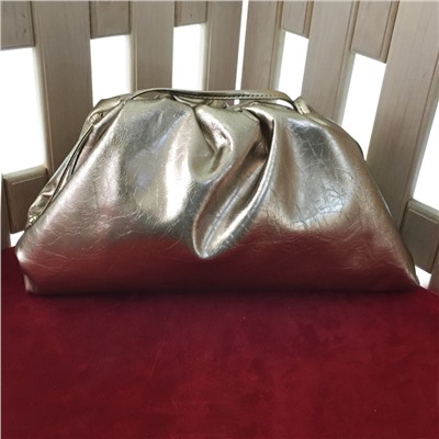 Экстравагантная сумка Handflowers из металлизированной натуральной кожи золотистого цвета.