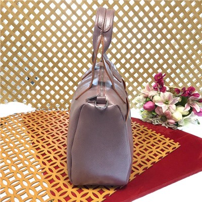 Вместительная сумка Public формата А4 из натуральной кожи перламутрово-пурпурного цвета.
