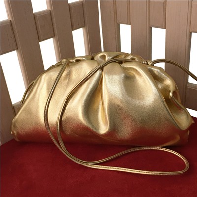 Оригинальная сумка Dance_Lend из металлизированной натуральной кожи золотистого цвета.