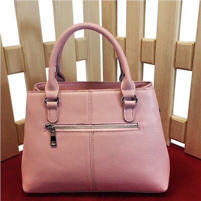 Дизайнерская сумка Various через плечо из матовой мелкозернистой кожи нежно-розового цвета.