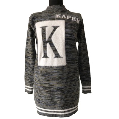 Размер единый 42-46. Удлиненный свитер Bizarre цвета темный графит c контрастными нитями и нашивкой.