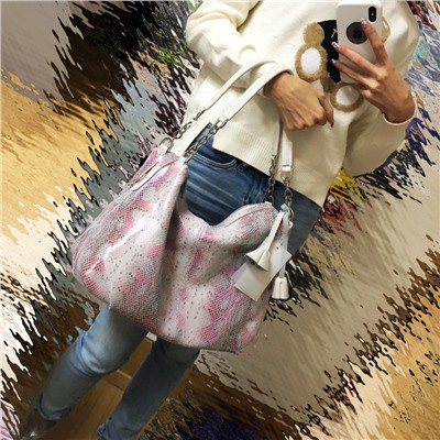 Шикарная сумка Brightness из прочной натуральной кожи с лазерной обработкой цвета бледно-розовой пудры с переливами.