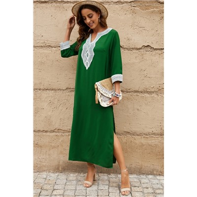 Зеленое прямое платье с белой кружевной вышивкой и высокими боковыми разрезами