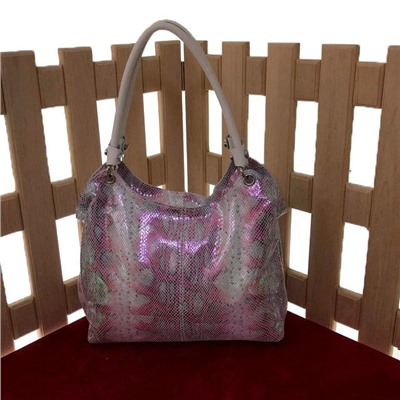 Роскошная сумка Parallel из натуральной кожи с лазерной обработкой цвета бледно-розовой пудры с переливами.
