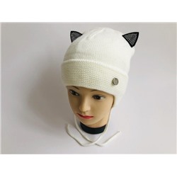 Вязаная шапка для девочки молочного цвета "Ушки" с синтепоном