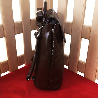 Оригинальный рюкзак-трансформер Beatris из текстурной натуральной кожи шоколадного цвета.