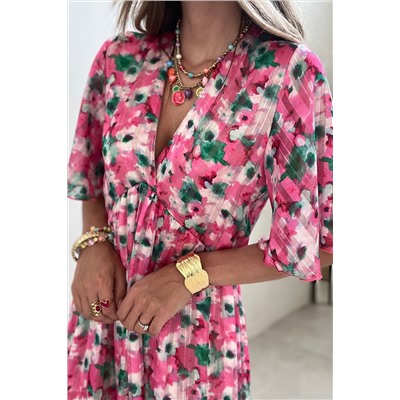 Розовое платье-макси с цветочным принтом и удлиненным рукавом