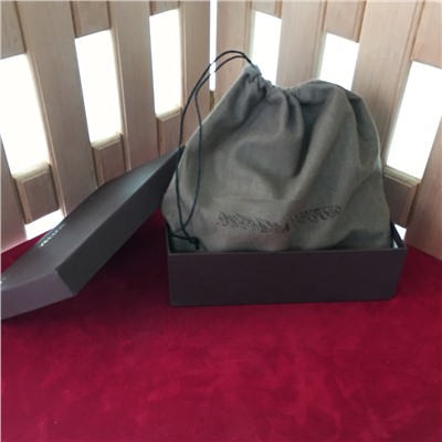 Маленькая элегантная сумочка Alayo из металлизированной натуральной кожи аметистового цвета.
