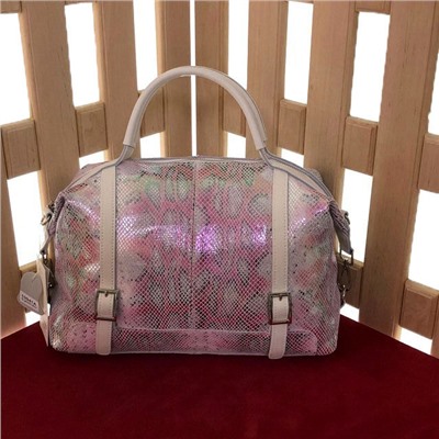 Элегантная сумка-бочонок Jackobs_Forr из лазерной натуральной кожи цвета бледно-розовой пудры с переливами.