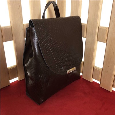 Стильный рюкзак Walking формата А4 из текстурной натуральной кожи шоколадного цвета.