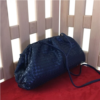 Роскошная сумка Modello из плетеной натуральной кожи высокого качества цвета темный индиго.
