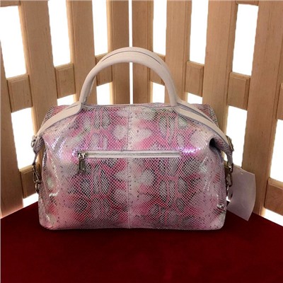 Элегантная сумка-бочонок Jackobs_Forr из лазерной натуральной кожи цвета бледно-розовой пудры с переливами.