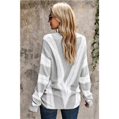 Серо-белый полосатый свитер с V-образным вырезом
