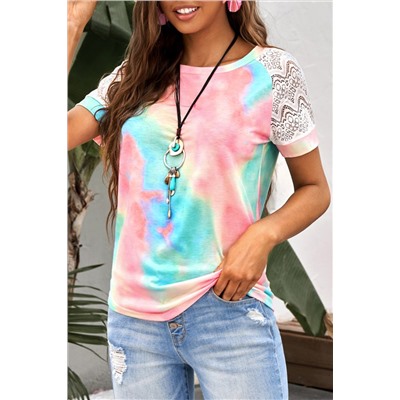 Разноцветная футболка с ярким красочным принтом и кружевными вставками на рукавах