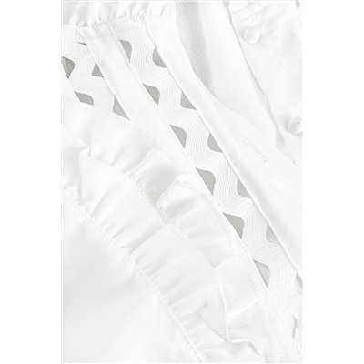 Белая рубашка с коротким рукавом и треугольными вырезами