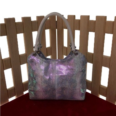 Роскошная сумка Parallel из натуральной кожи с лазерной обработкой бледно-пурпурного цвета с переливами.
