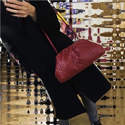 Роскошная сумка Modello из плетеной натуральной кожи высокого качества рубинового цвета.