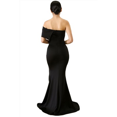 Черное платье со спущенным рукавом на одно плечо и высоким боковым разрезом