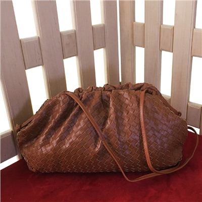 Роскошная сумка Modello из плетеной натуральной кожи высокого качества цвета каштана.