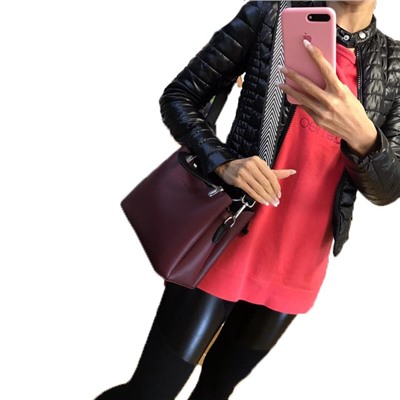 Дизайнерская сумочка Telyviv с широким ремнем через плечо из матовой эко-кожи сливового цвета.