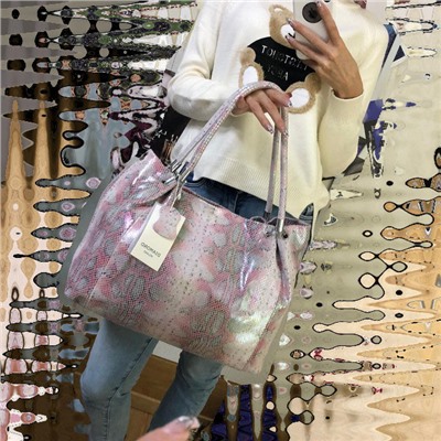 Трендовая сумка-оверсайз Lilu из прочной натуральной кожи с лазерной обработкой цвета бледно-розовой пудры с переливами.