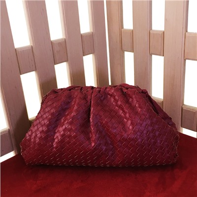 Роскошная сумка Modello из плетеной натуральной кожи высокого качества рубинового цвета.
