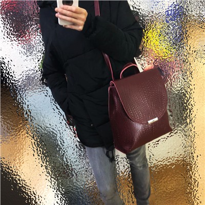 Стильный рюкзак Walking формата А4 из текстурной натуральной кожи винного цвета.