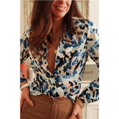 Голубая блузка с абстрактным принтом и V-образным вырезом