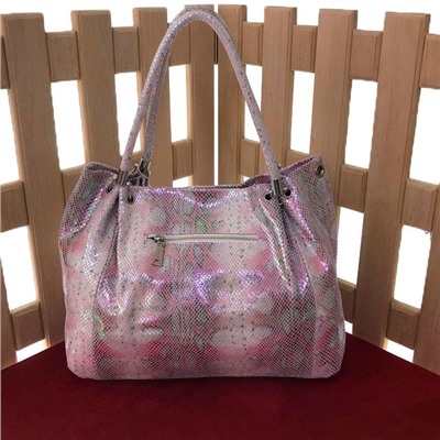 Трендовая сумка-оверсайз Lilu из прочной натуральной кожи с лазерной обработкой цвета бледно-розовой пудры с переливами.