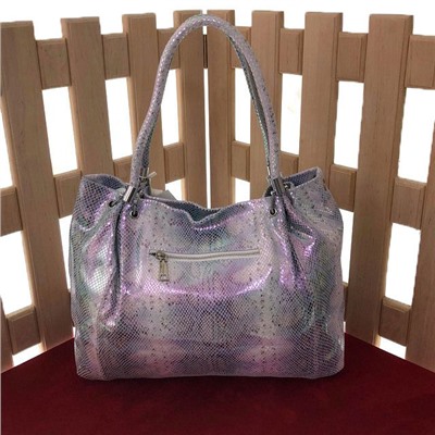 Трендовая сумка-оверсайз Lilu из прочной натуральной кожи с лазерной обработкой бледно-пурпурного цвета с переливами.