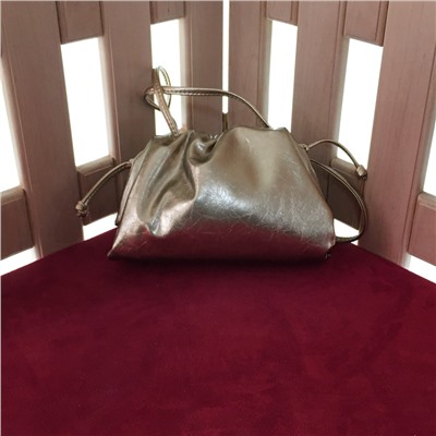 Маленькая элегантная сумочка Alayo из металлизированной натуральной кожи золотистого цвета.