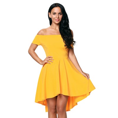 Желтое приталенное платье с открытыми плечами и удлиненной сзади пышной юбкой