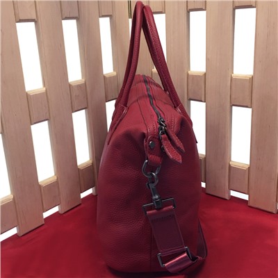 Стильная сумка Pianess из матовой мелкозернистой кожи формата А4 цвета кармин.