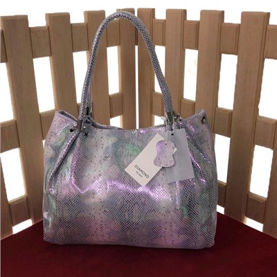 Трендовая сумка-оверсайз Lilu из прочной натуральной кожи с лазерной обработкой бледно-пурпурного цвета с переливами.