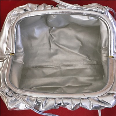Оригинальная сумка Dance_Lend из металлизированной натуральной кожи серебристого цвета.