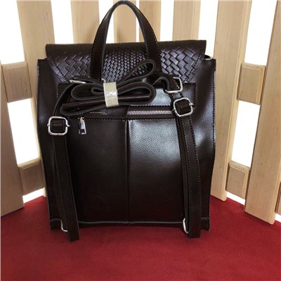 Стильный рюкзак Walking формата А4 из текстурной натуральной кожи шоколадного цвета.
