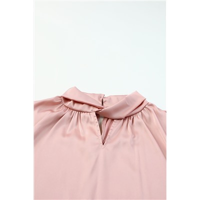Розовая блуза из атласа с фигурным вырезом