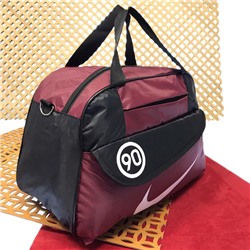 Спортивная сумка Fitness Coach с плечевым ремнём со вставками сливового цвета.