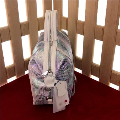 Элегантная сумка-бочонок Jackobs_Forr из лазерной натуральной кожи бледно-пурпурного цвета с переливами.