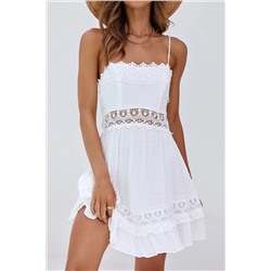 Белое платье-комбинация с кружевной вышивкой и рюшами